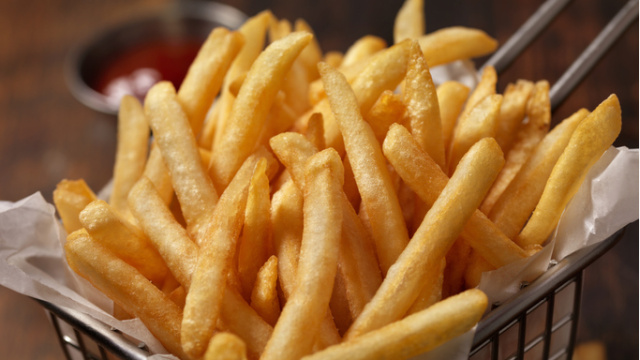 Patates kızartmasına iki kaşık sirke ekliyor