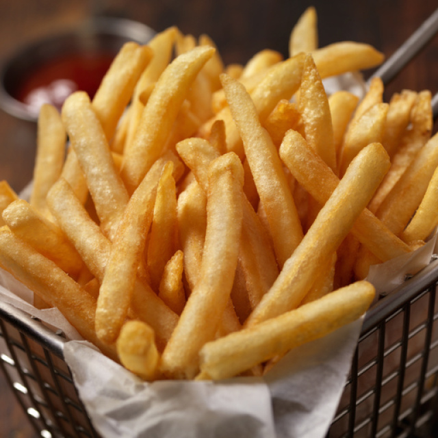 Patates kızartmasına iki kaşık sirke ekliyor