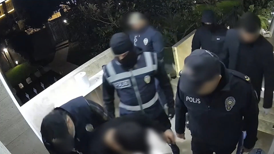Villaya sahte polis baskını kamerada!
