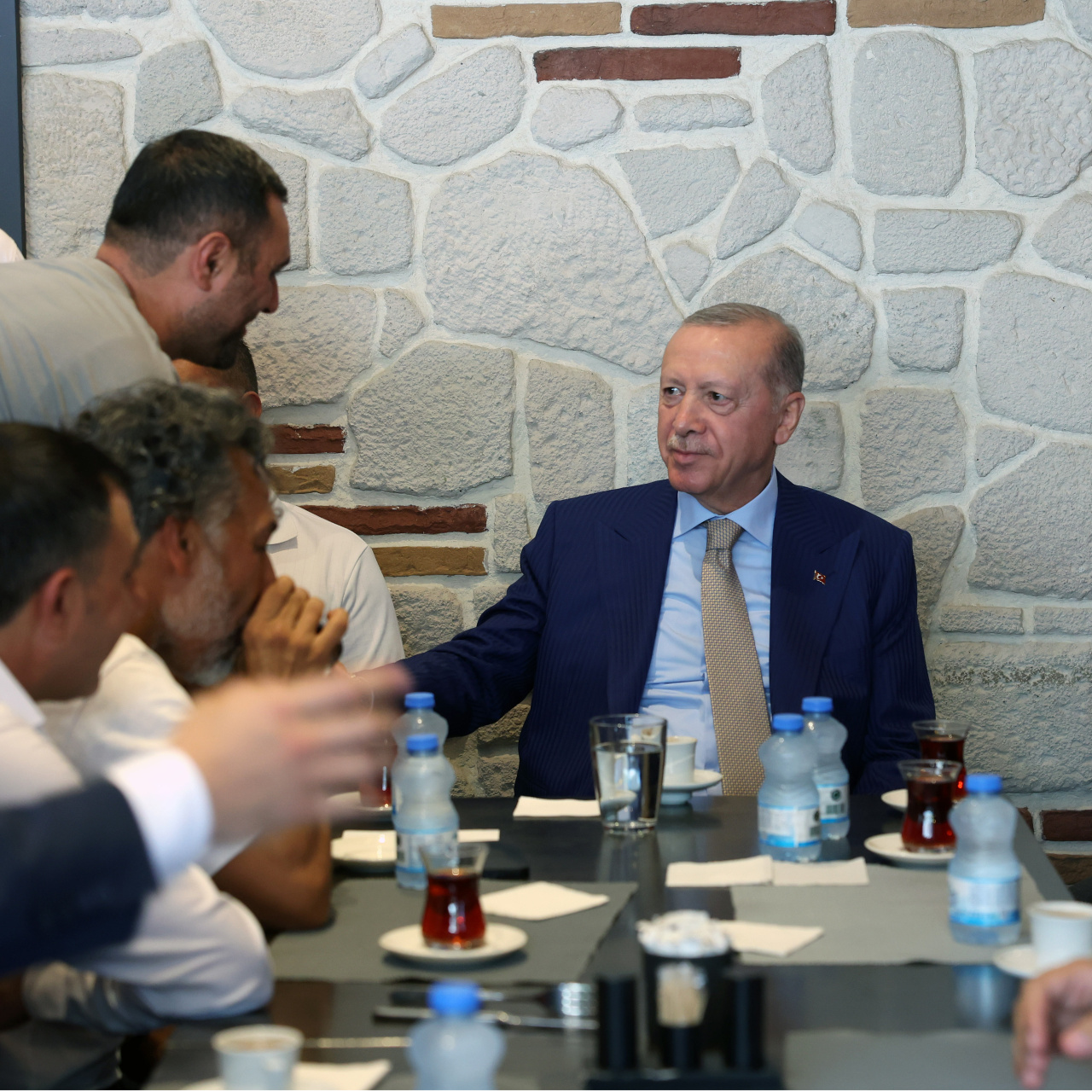 Çengelköy'de esnafı ziyaret etti