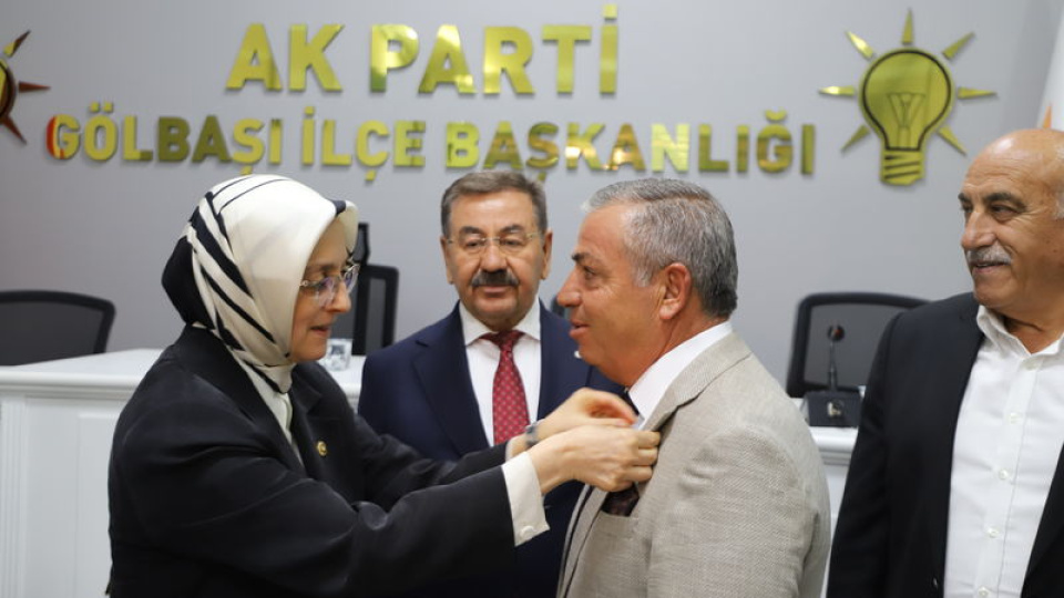 Gölbaşı'nda 6 belediye meclis üyesi AK Parti'ye katıldı