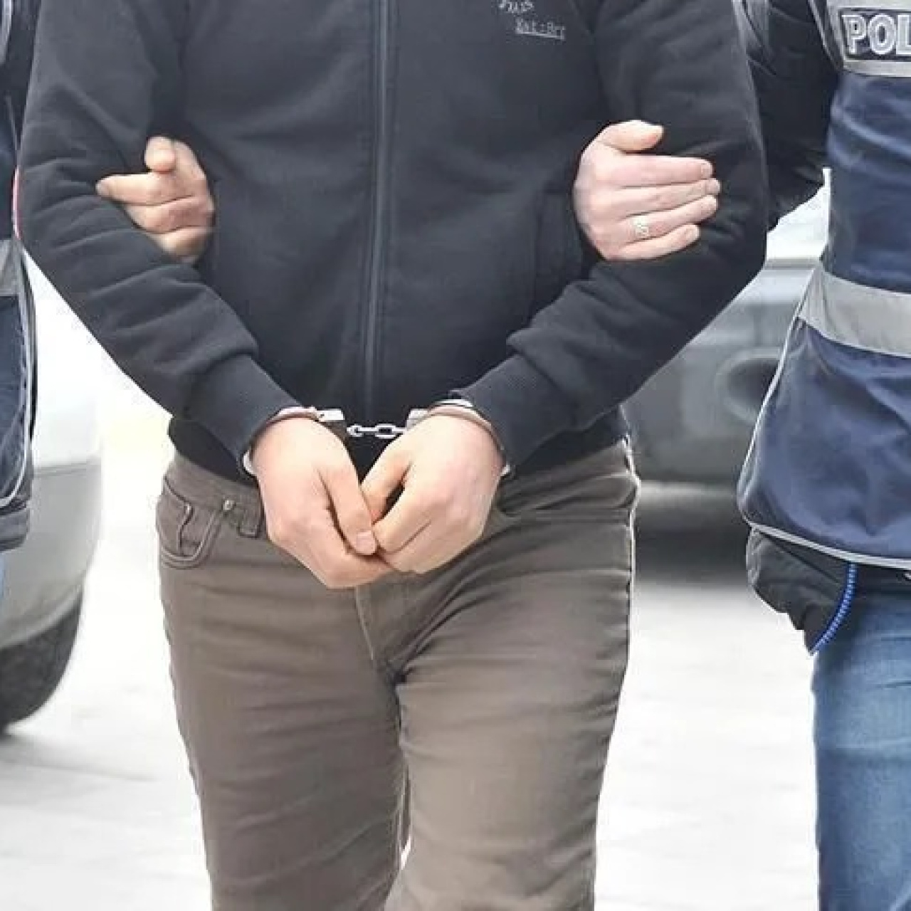 Yavru kediyi öldüren 2 cani için gözaltı kararı