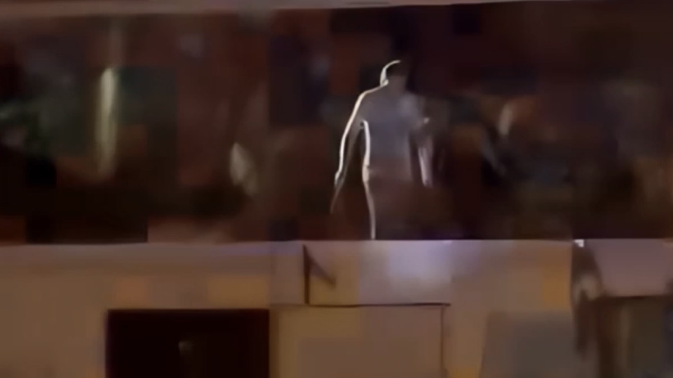 Hastane bahçesinde polise saldırı!