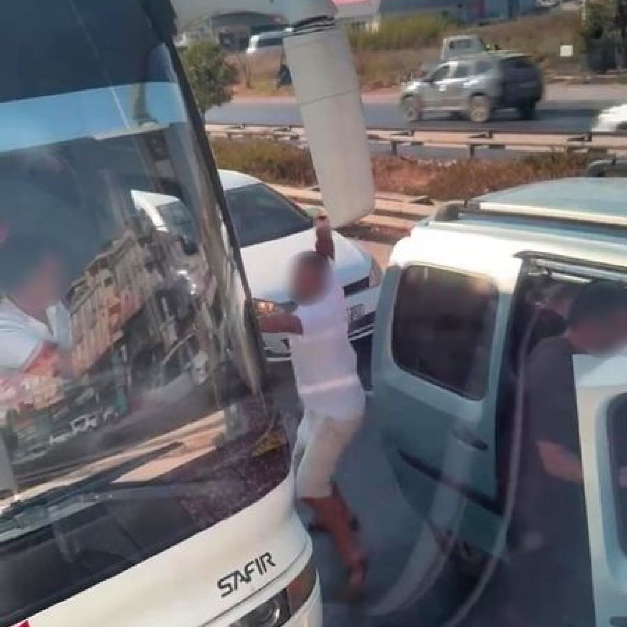Emniyet şeridi kavgası! 180 bin'lik saldırı haber görseli