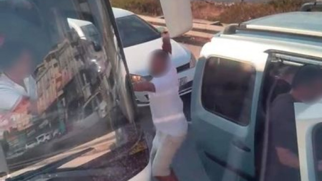 Emniyet şeridi kavgası! 180 bin'lik saldırı