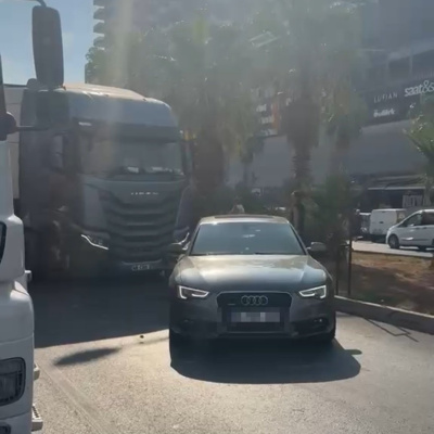 Taşla saldırdığı TIR şoförü, otomobili önüne katıp kaçtı!