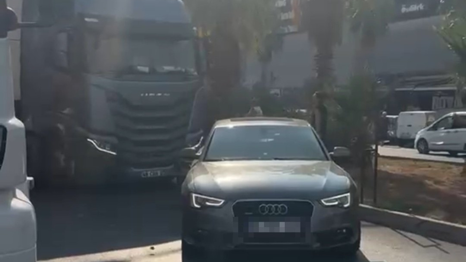 Taşla saldırdığı TIR şoförü, otomobili önüne katıp kaçtı!