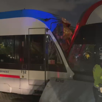 İstanbul'da 2 tramvay kafa kafaya çarpıştı