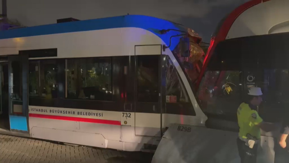 İstanbul'da 2 tramvay kafa kafaya çarpıştı