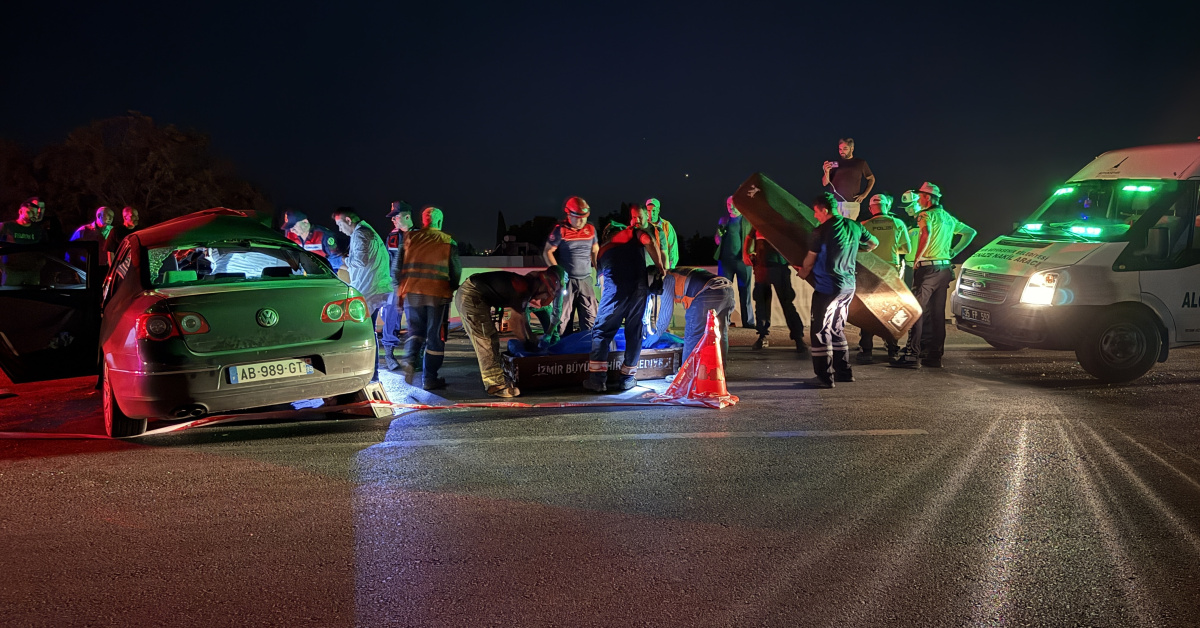 İzmir Bayındır’da yem tankerinin çarptığı otomobildeki karı koca yaşamını yitirdi