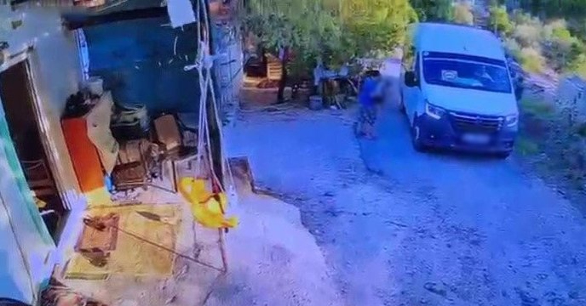 Minibüsle Geri Manevra Yaparken Oğluna Çarpan Baba Yıkıldı