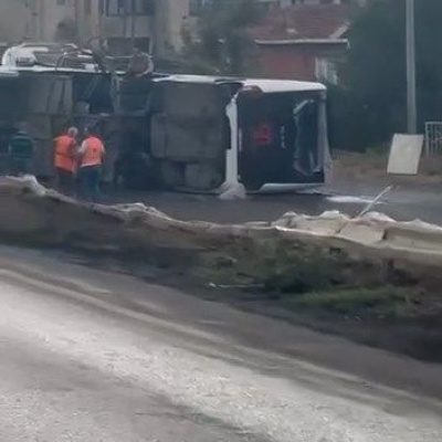 Servis otobüsü devrildi: 18 yaralı