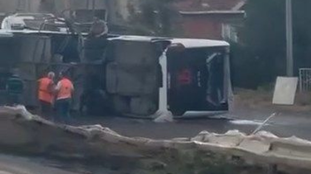 Servis otobüsü devrildi: 18 yaralı