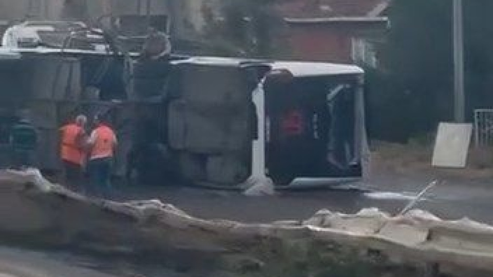 Servis otobüsü devrildi: 18 yaralı