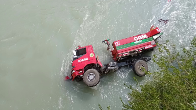 Arazöz Zap Suyu'na düştü: 3 yaralı