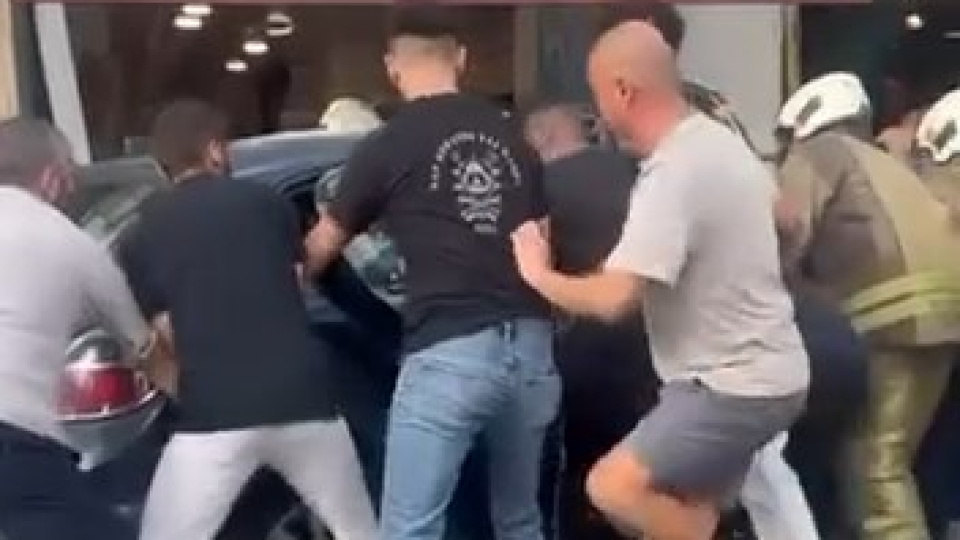 Otomobil kaldırıma çıktı: 6 yaralı