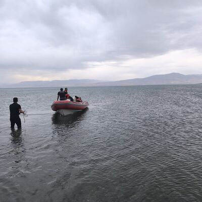 Van Gölü'nde 3 kişi mahsur kaldı