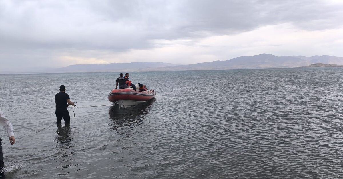 Van Gölü'nde 3 kişi mahsur kaldı