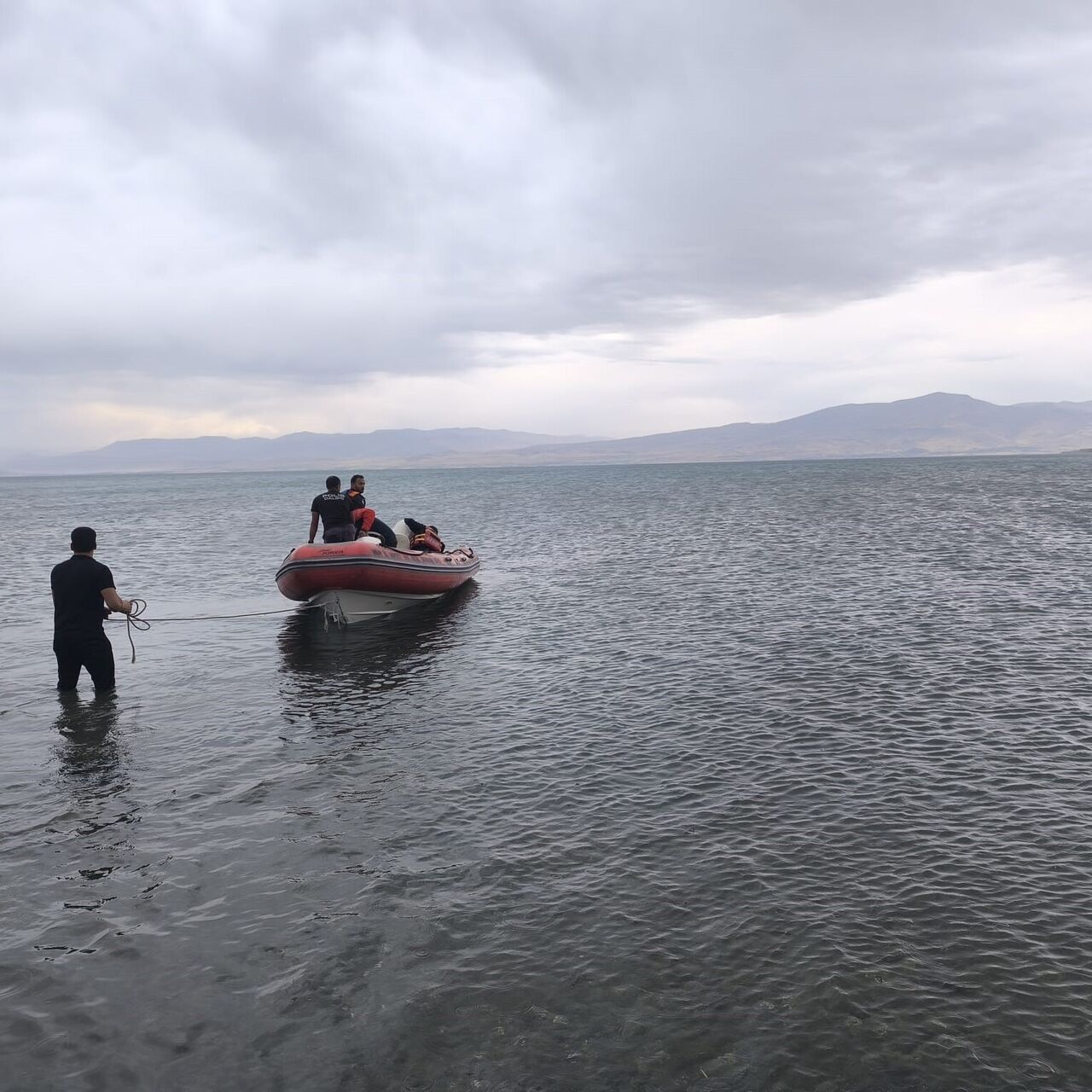 Van Gölü'nde 3 kişi mahsur kaldı haber görseli
