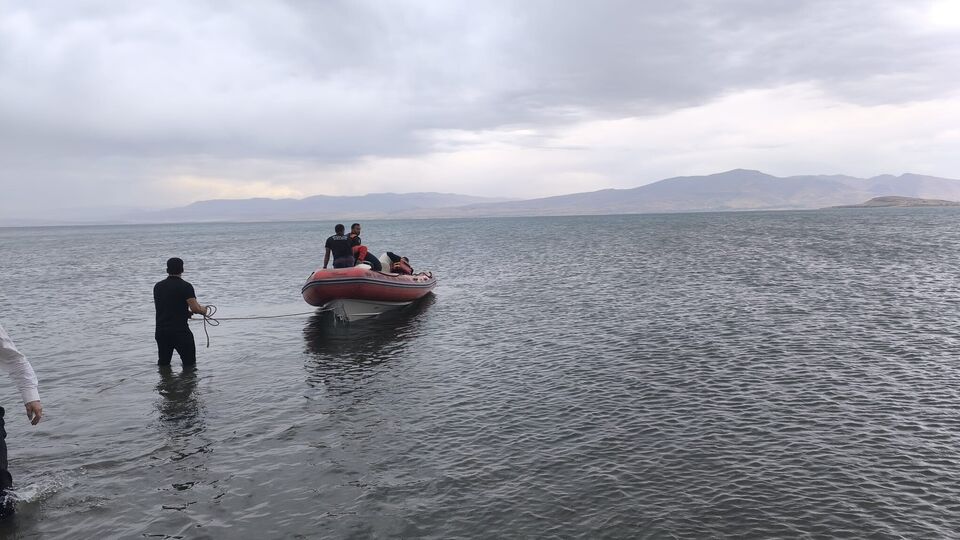Van Gölü'nde 3 kişi mahsur kaldı