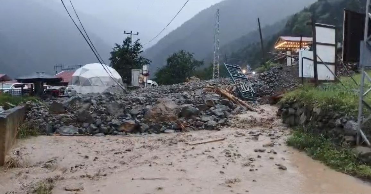 Uzungöl'de taşkın ve heyelan!