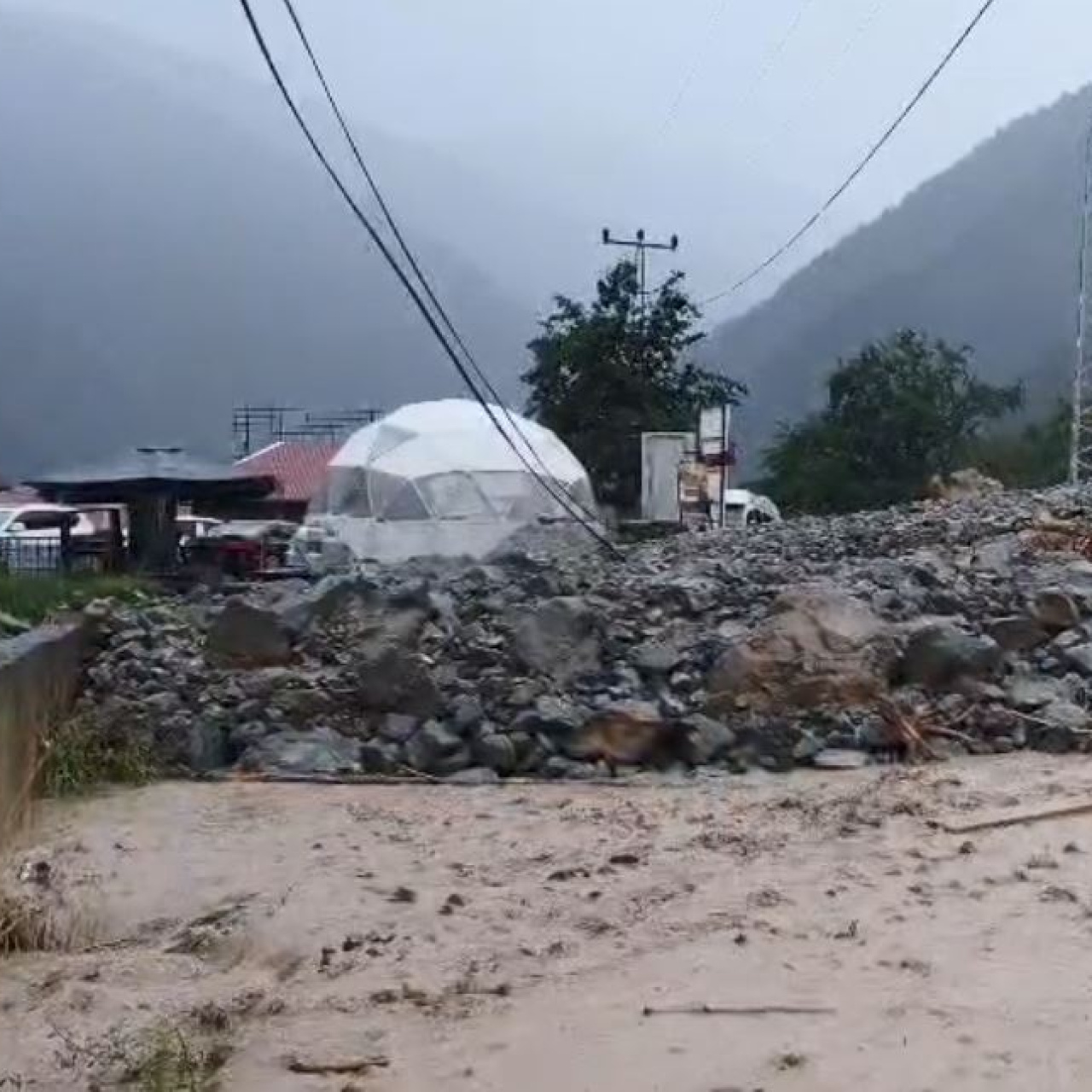 Uzungöl'de taşkın ve heyelan! haber görseli