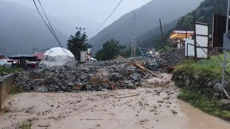 Uzungöl'de taşkın ve heyelan!