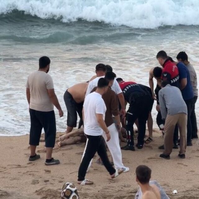 Kıyıda dalgaya kapılan adam öldü