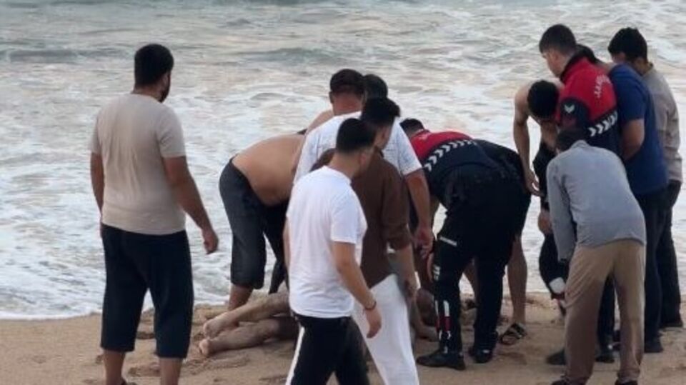 Kıyıda dalgaya kapılan adam öldü