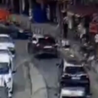 İstanbul'da otomobil yayalarına arasına daldı!