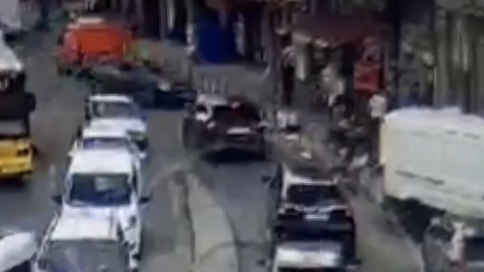İstanbul'da otomobil yayalarına arasına daldı!