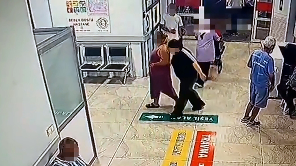 Korkunç! Bebeğini çöp kutusuna attı!