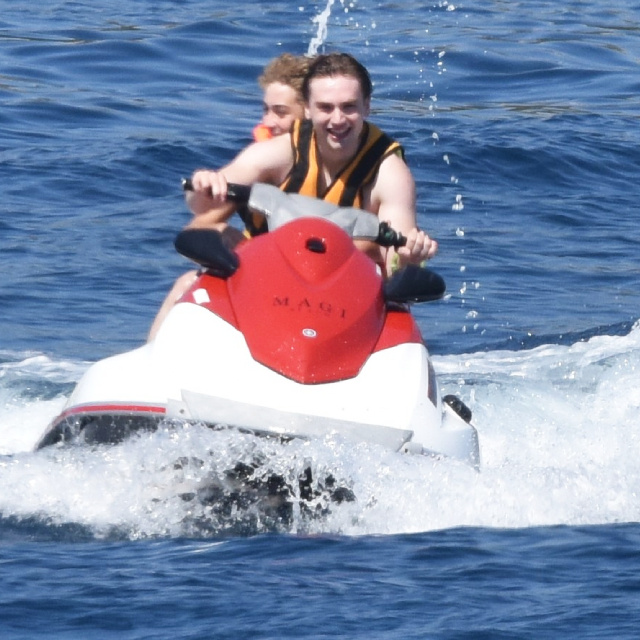 Jet-ski üzerinde hünerlerini sergiledi