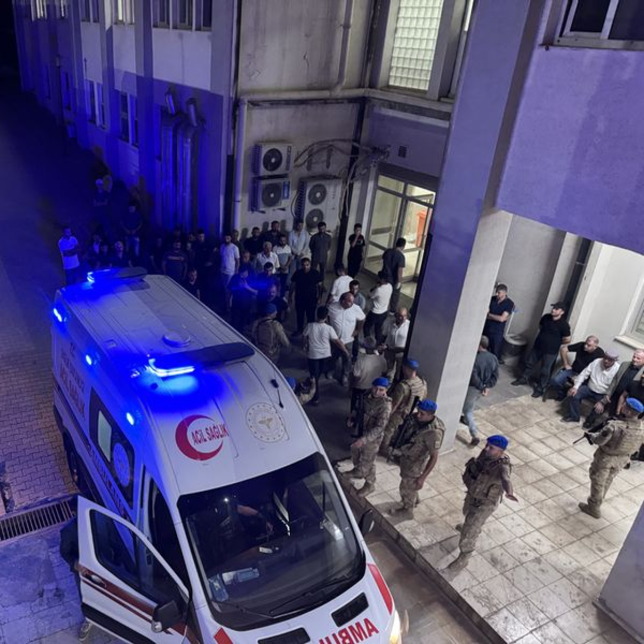 Otomobilin çarptığı 2 genç öldü haber görseli