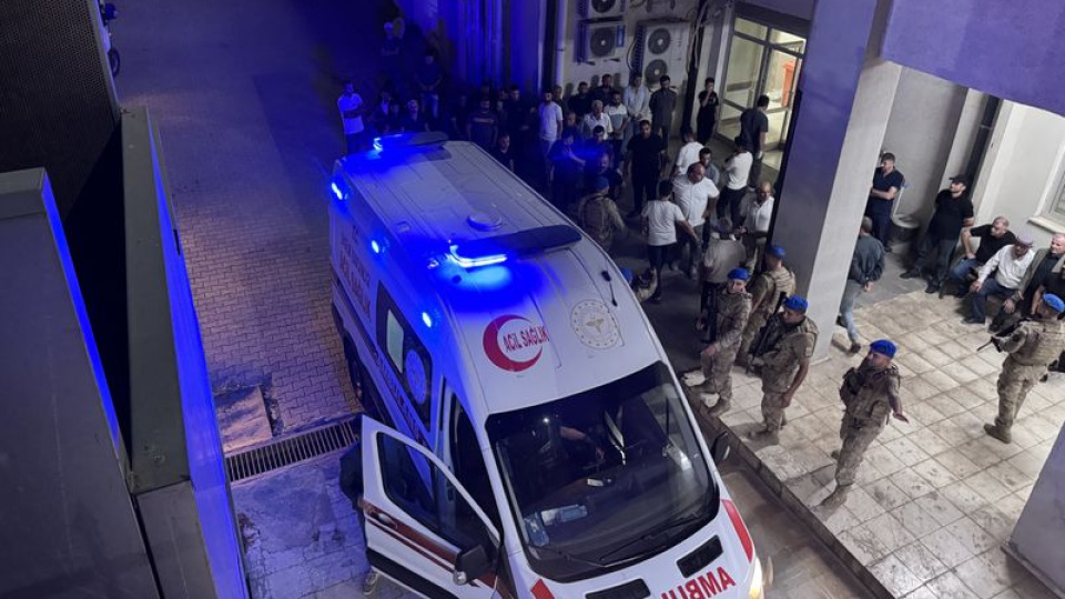 Otomobilin çarptığı 2 genç öldü