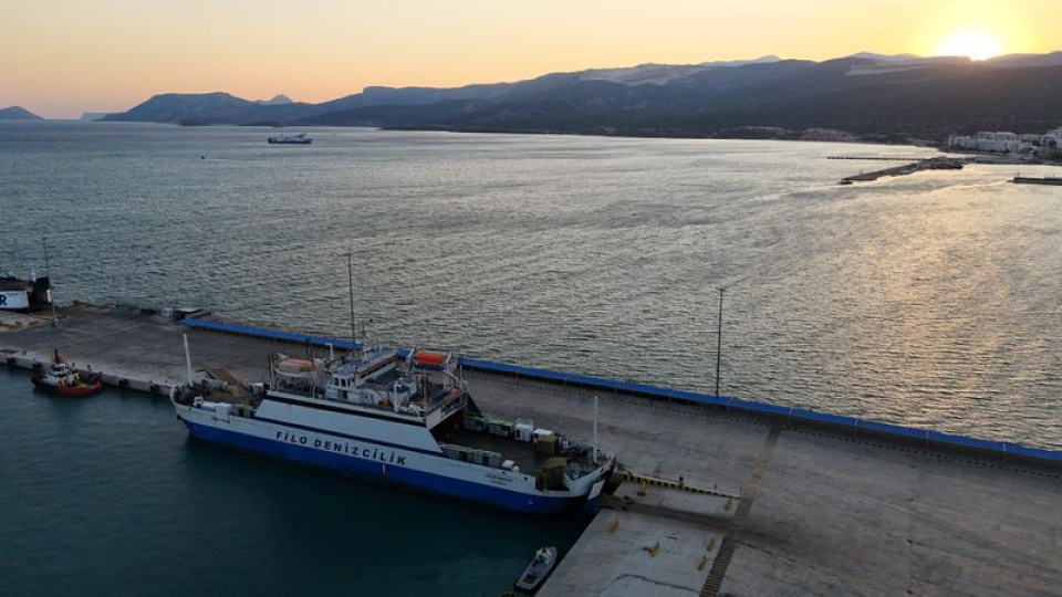 Girne'de alabora olan geminin iskelen ayrıldığı anlar!