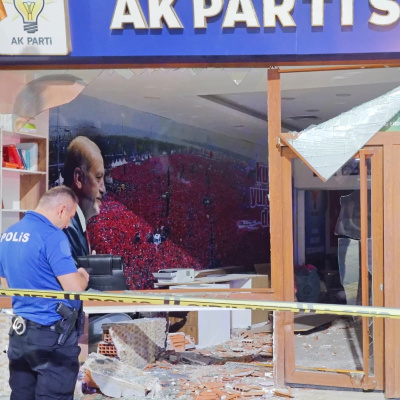 AK Parti ilçe binasına araç daldı