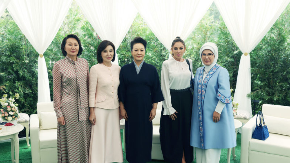 Emine Erdoğan lider eşleriyle buluştu