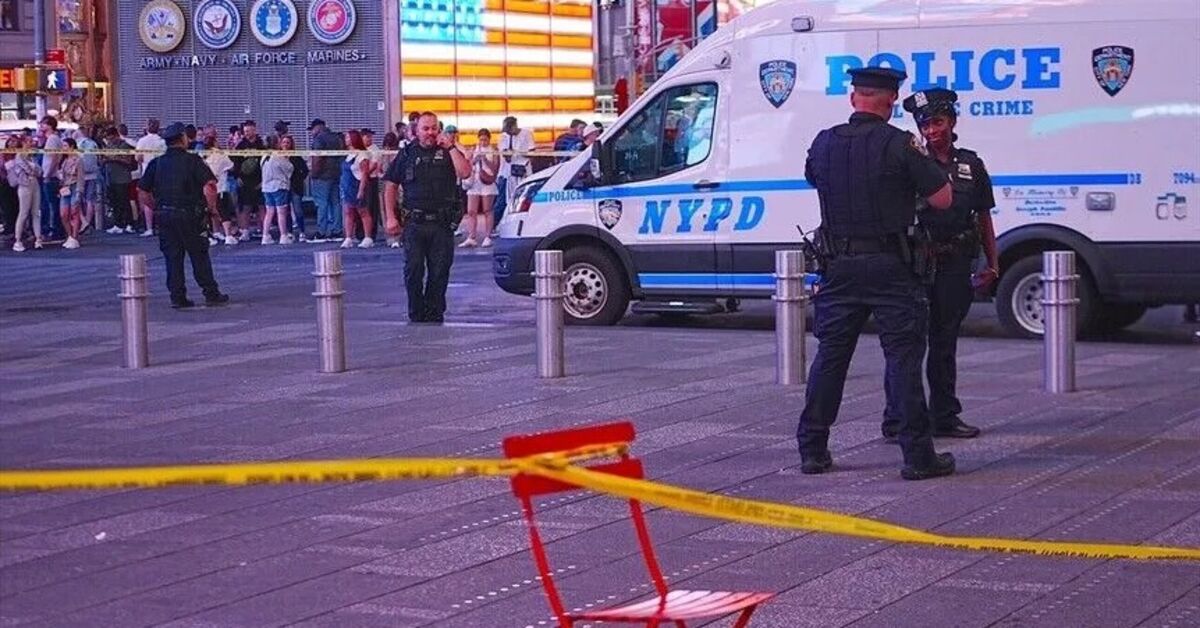 Times Meydanı'nda 2 kişiyi bıçaklayan kadın öldürüldü