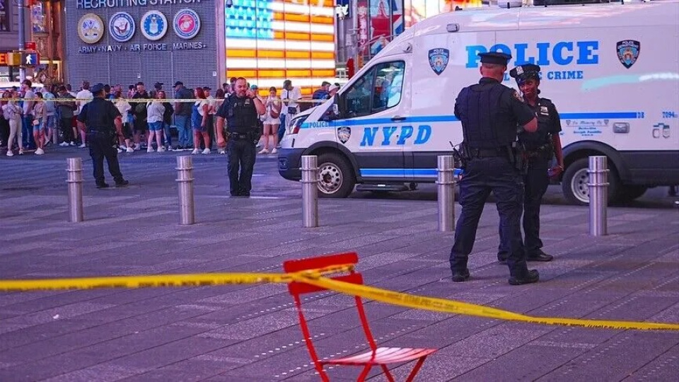 Times Meydanı'nda 2 kişiyi bıçaklayan kadın öldürüldü