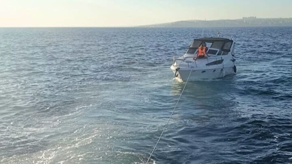 Beylikdüzü'nde sürüklenen tekne kurtarıldı