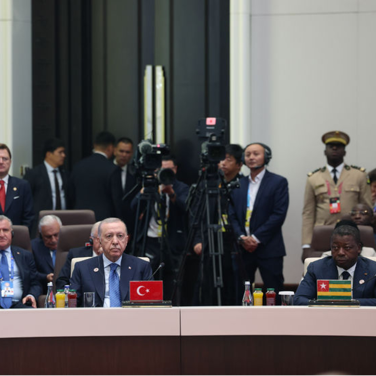 Cumhurbaşkanı Erdoğan'dan Kırgızistan dönüşü açıklamalar haber görseli