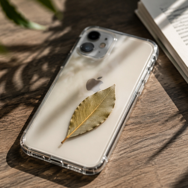 Telefon kılıfındaki defne yaprağı akımı