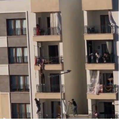 Balkondan düşmek üzere olan çocuğu kurtardı
