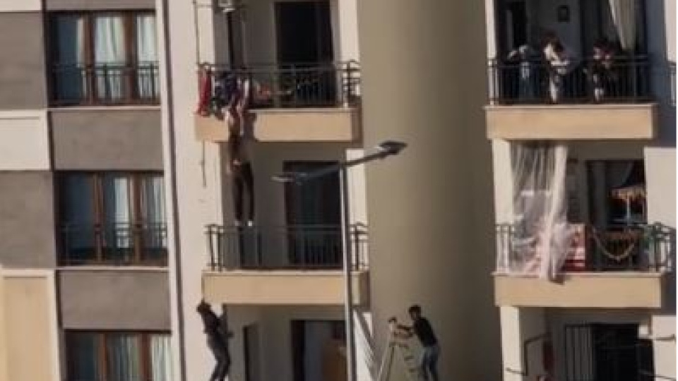 Balkondan düşmek üzere olan çocuğu kurtardı