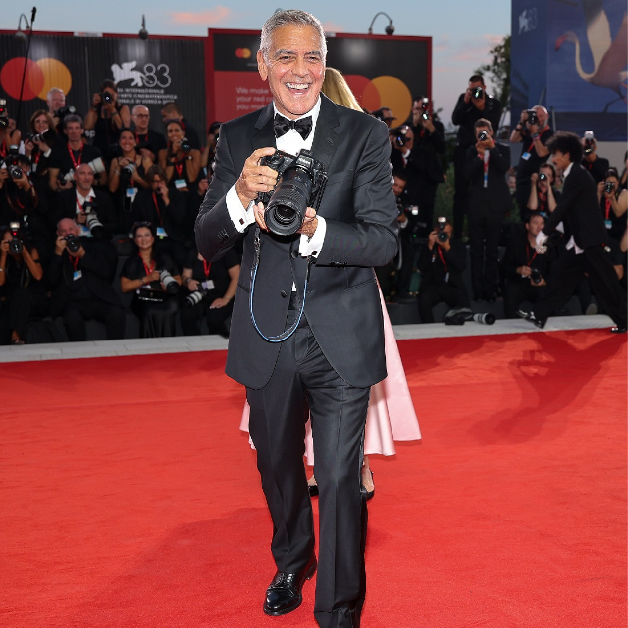 George Clooney çekiyor, gülümseyin!