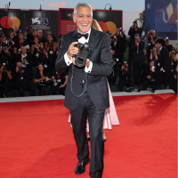 George Clooney çekiyor, gülümseyin!