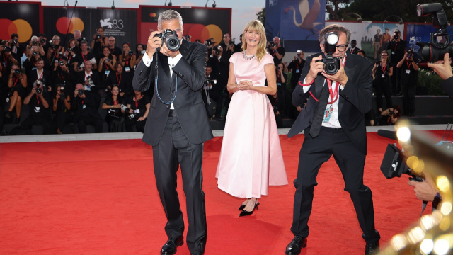 George Clooney çekiyor, gülümseyin!