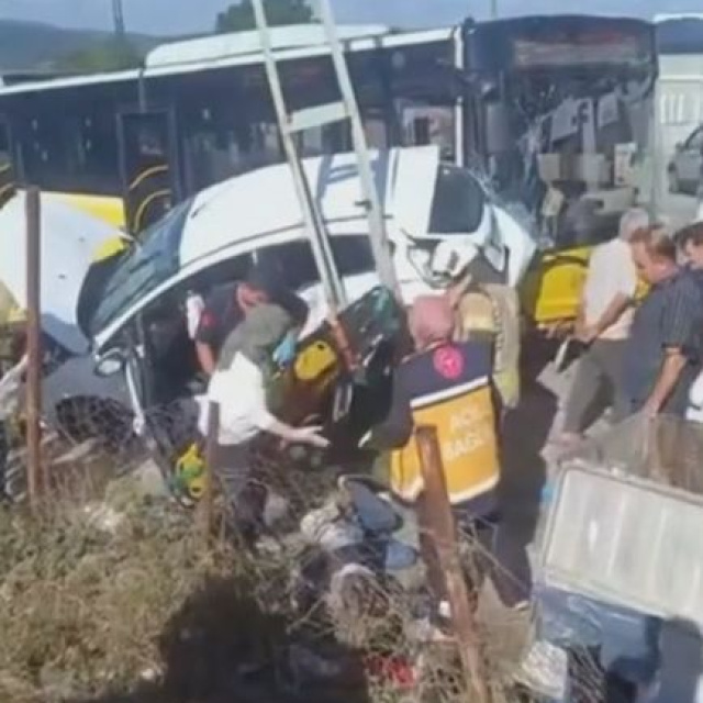 İETT otobüsü otomobile çarptı: 1'i bebek 4 kişinin yaralandı