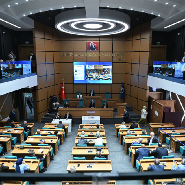 Üsküdar'da 4 CHP'li meclis üyesi AK Parti'ye katıldı